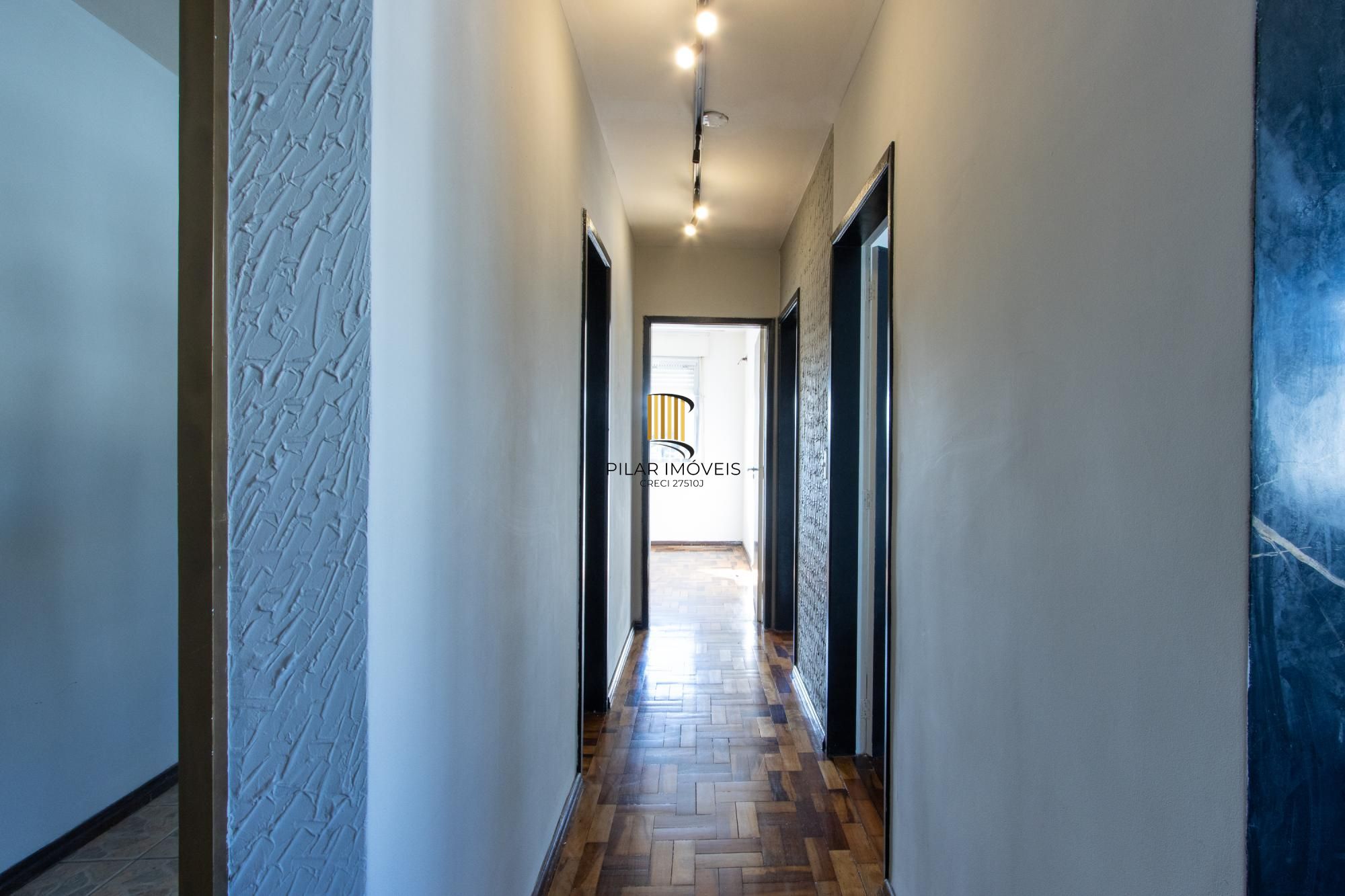 Apartamento de 3 quartos reformado, 1 banheiro - Bairro Camaquã.