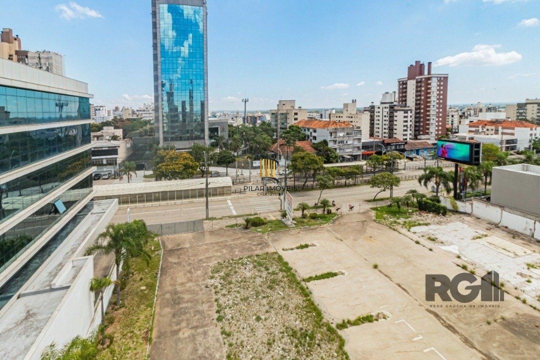 Cobertura impecável semi-mobiliada com linda vista para o Guaíba, 3 dormitórios sendo 1 suíte e 2 vagas.