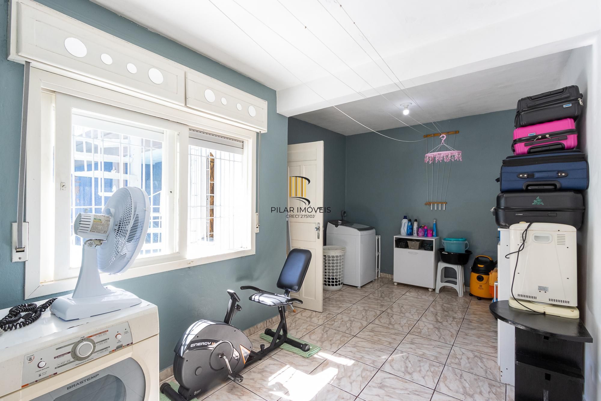 Casa de alvenaria, 4 dormitórios, 2 suítes, bairro Cristal.