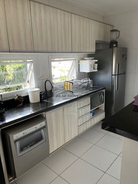 Sobrado  com 3 quartos, 1 suíte, lareira, churrasqueira, 3 vagas cobertas na zona sul.