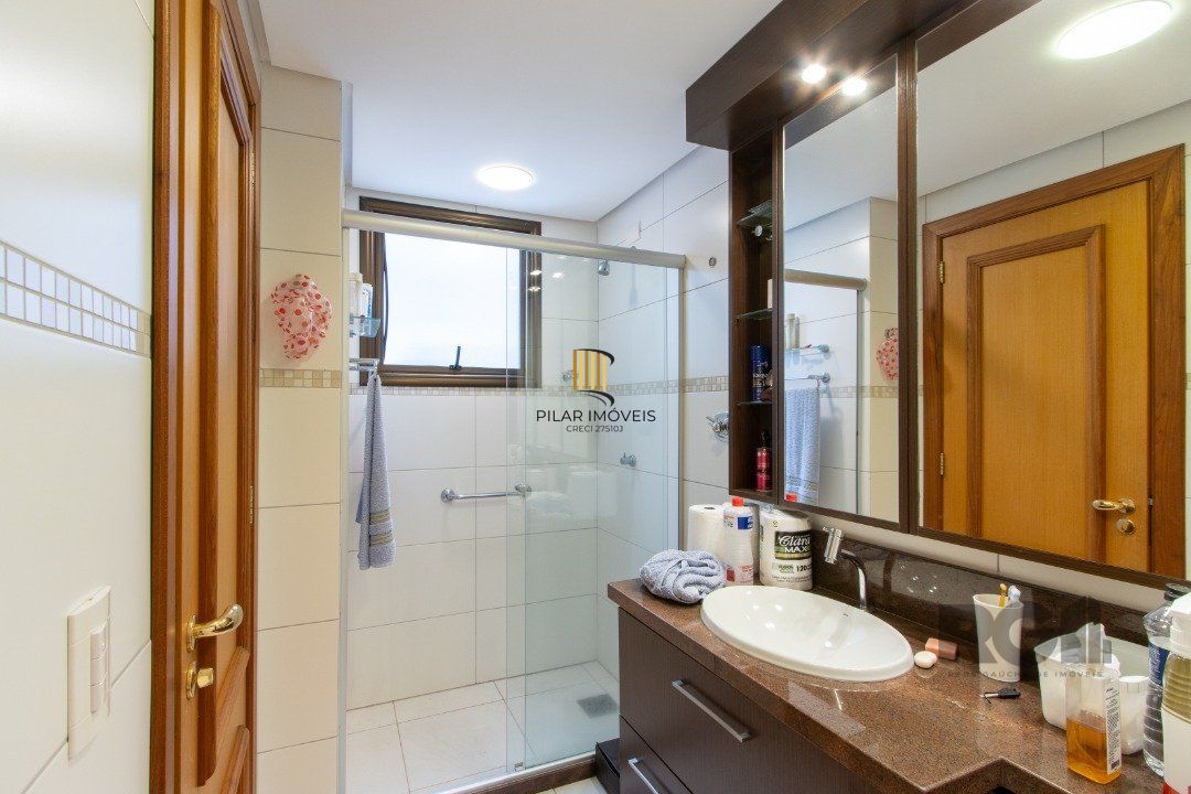 Apartamento na tristeza com três suítes e três vagas