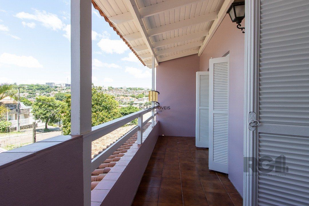 Casa com 4 quartos, suíte, churrasqueira, lareira, garagem coberta e lindo jardim.