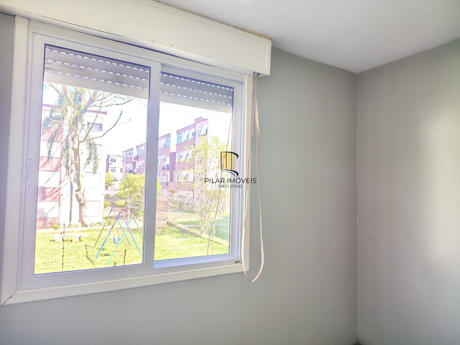 Apartamento de 2 dormitórios, living, cozinha, área de serviço e banheiro social.