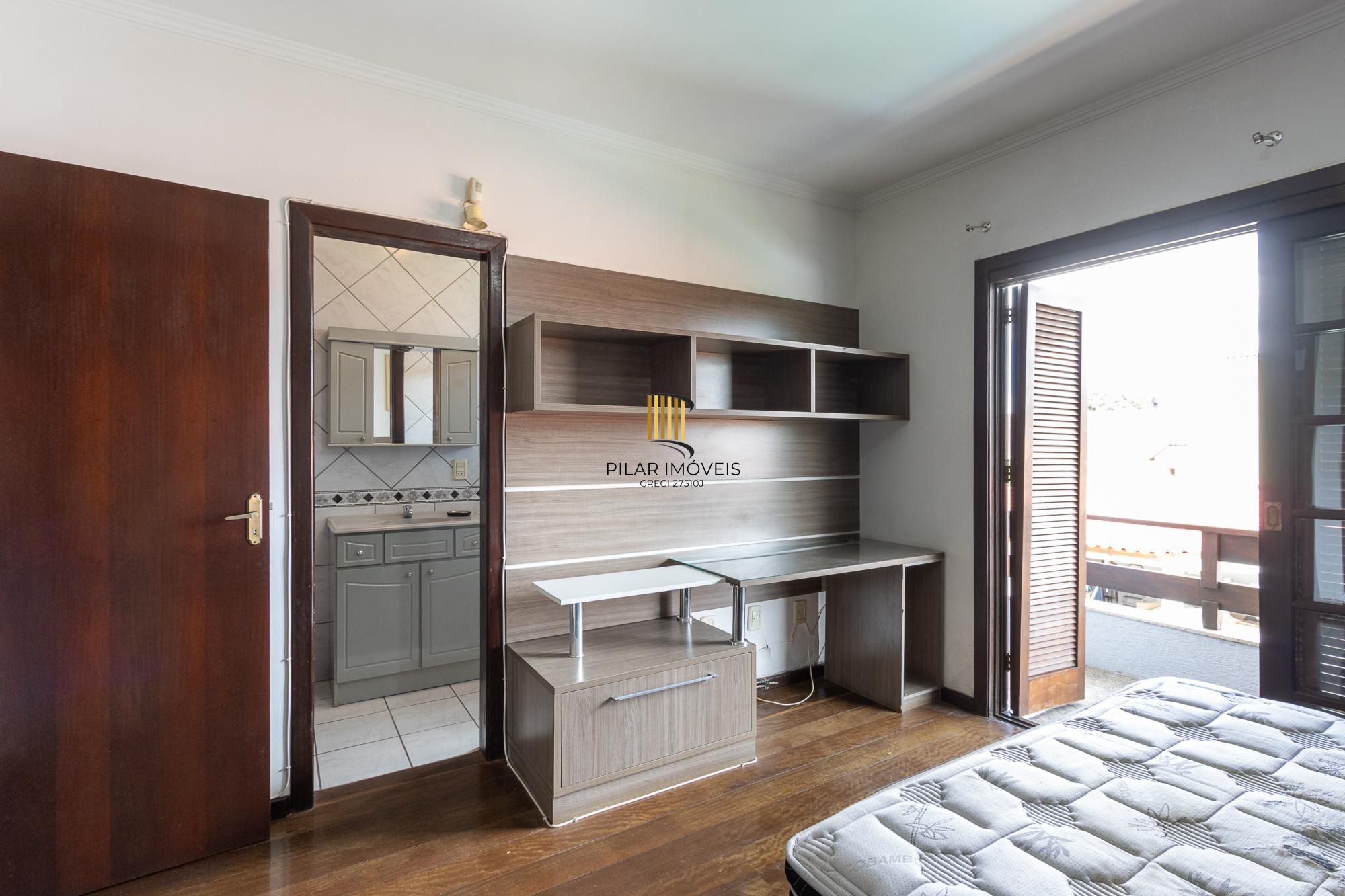 Sobrado, 3 quartos, 2 vagas, pátio com piscina - Bairro Nonoai