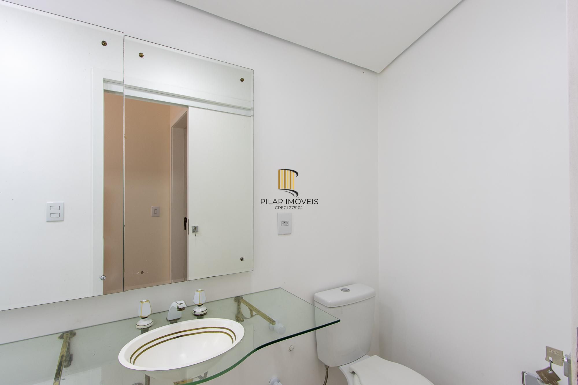 Casa com 2 dormitórios 3 banheiros. lareira e churrasqueira, e com arquitetura moderna.