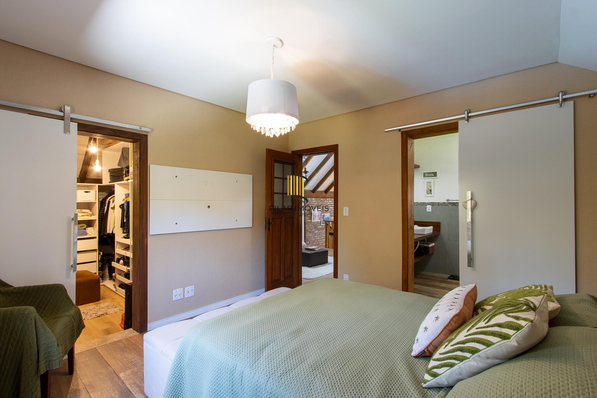 Casa 4 suites no Terra Ville, com home office, estar íntimo, 4 vagas e piscina.