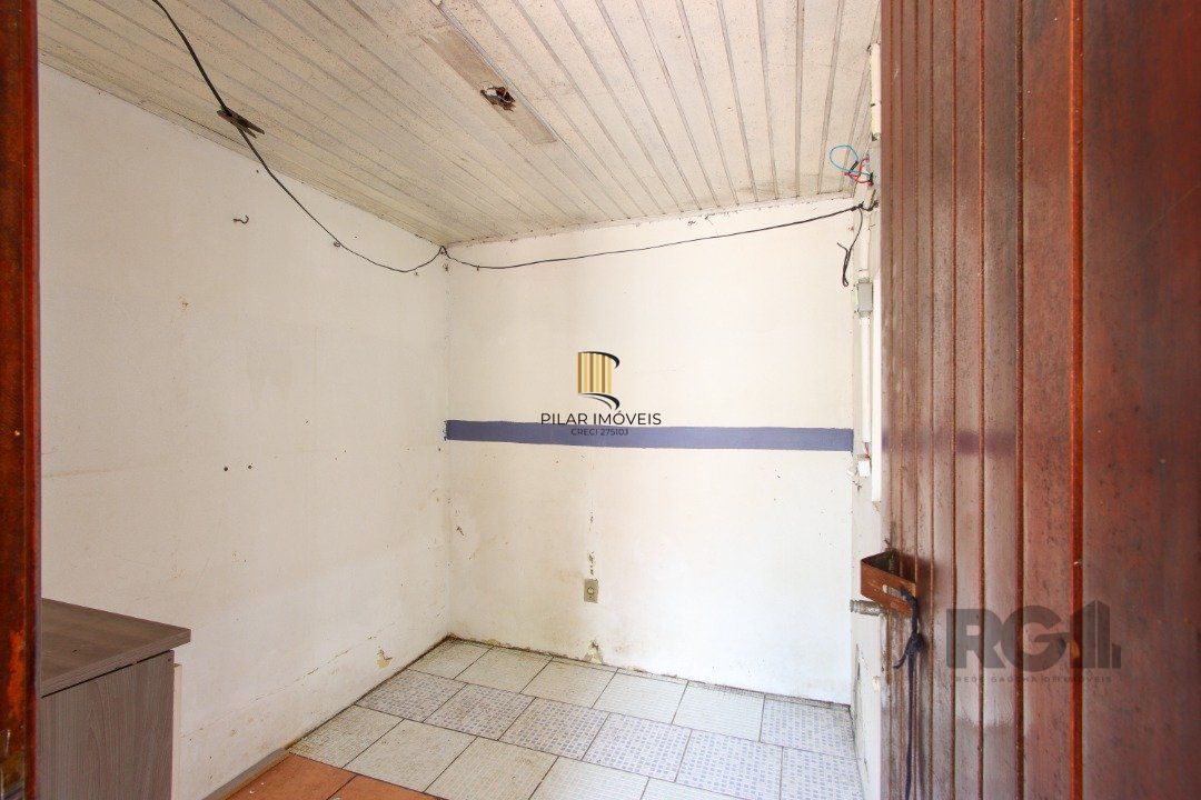 Casa mista com 4 dormitórios, 2 banheiros, 1 lavabo e 3 vagas a uma quadra da Av. Guaíba