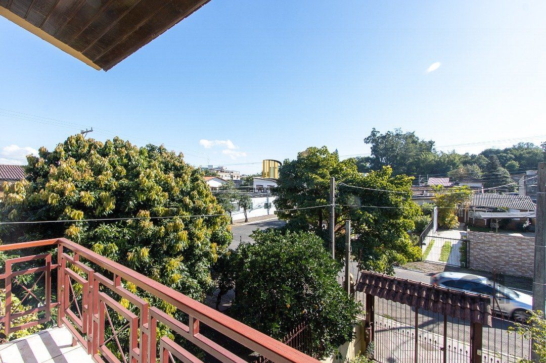 Casa tipo sobrado, com 3 dormitórios em Canoas