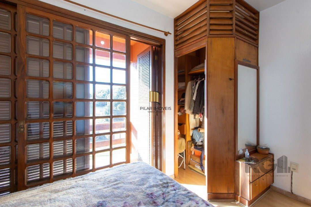 Casa para Venda - 300m², 3 dormitórios, sendo 1 suites, 4 vagas - Tristeza