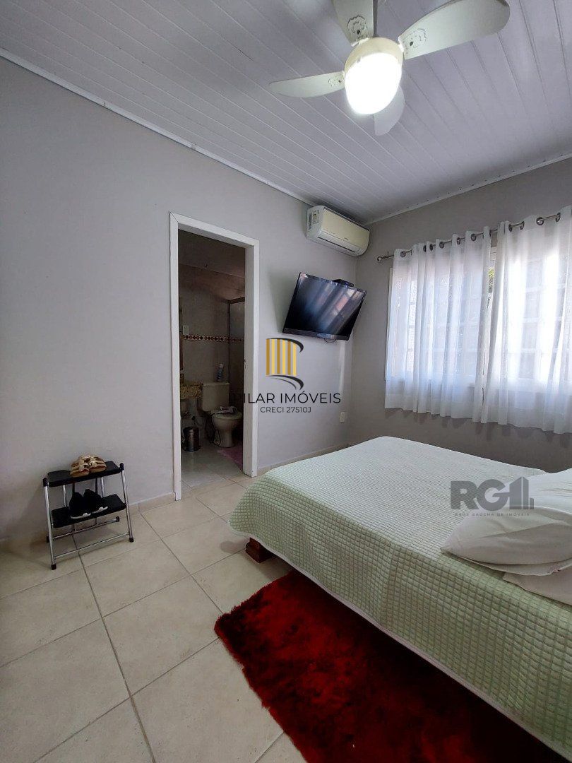 Casa de alvenaria, possuí 1 dormitório, 1 suíte, cozinha, 2 salas, 2 banheiros.