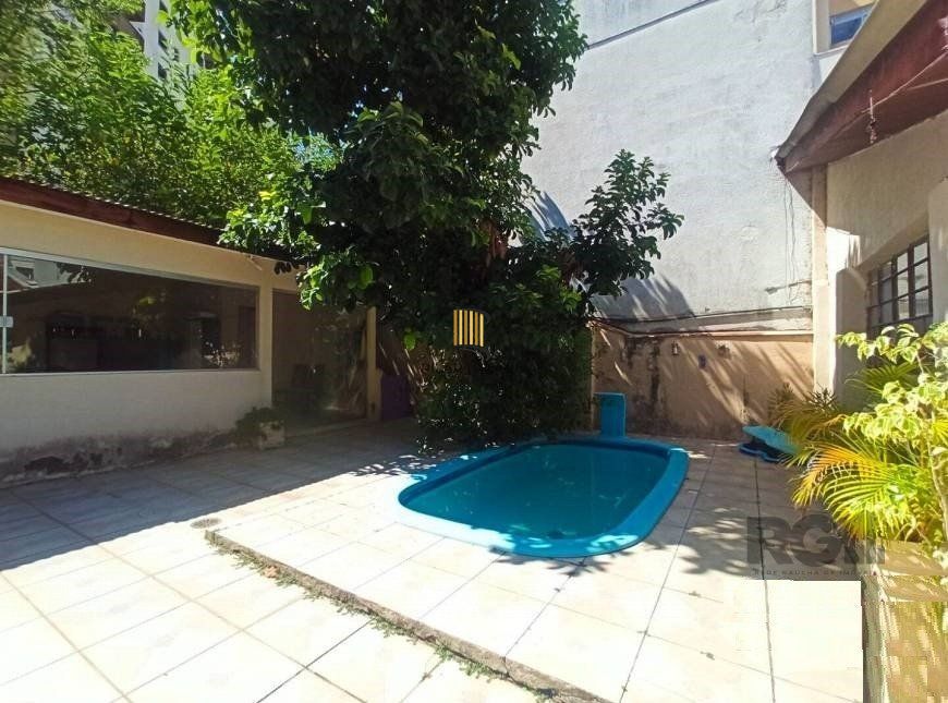 Sobrado 5 dormitórios, 4 suites, pátio, piscina, 1 vaga - Bairro Menino Deus