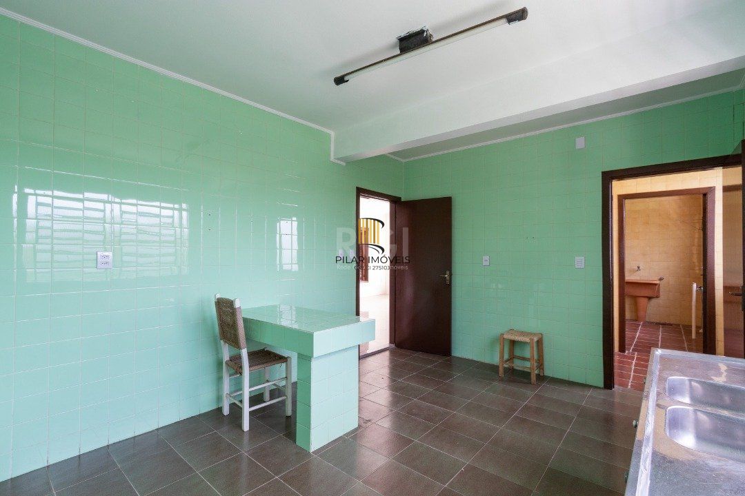 Casa para Venda - 454.7m², 5 dormitórios, sendo 1 suites, 8 vagas - Teresópolis