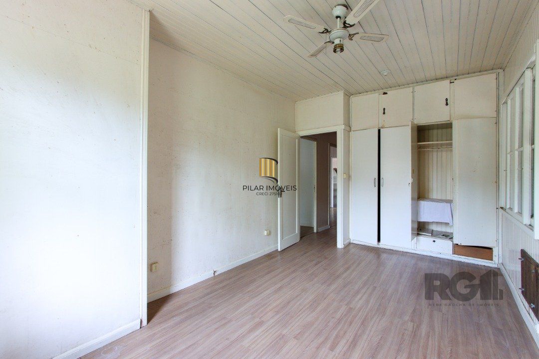 Casa mista com 4 dormitórios, 2 banheiros, 1 lavabo e 3 vagas a uma quadra da Av. Guaíba
