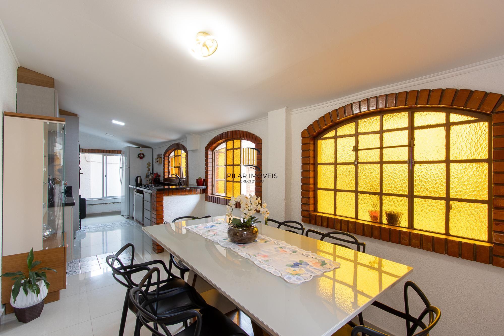 Casa de 4 dormitórios, 2 suítes, piscina, pátio e 2 vagas de garagem.