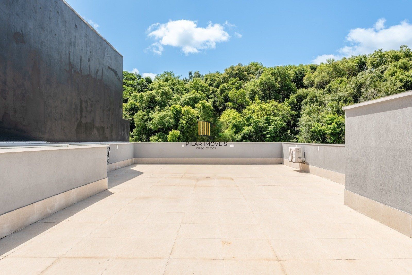 Casa em Condomínio com 228m² e 3 dormitórios, 1 suíte, 3 vagas no bairro Sarandi