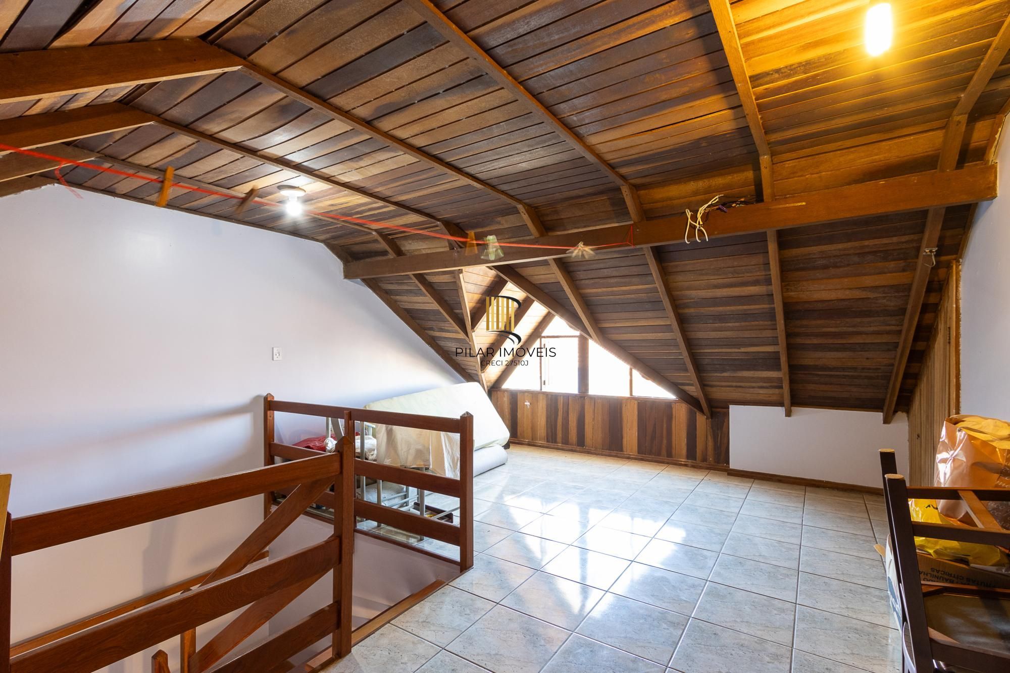 Casa de condomínio, de 3 dormitórios, 1 suíte e 2 vagas de garagem.