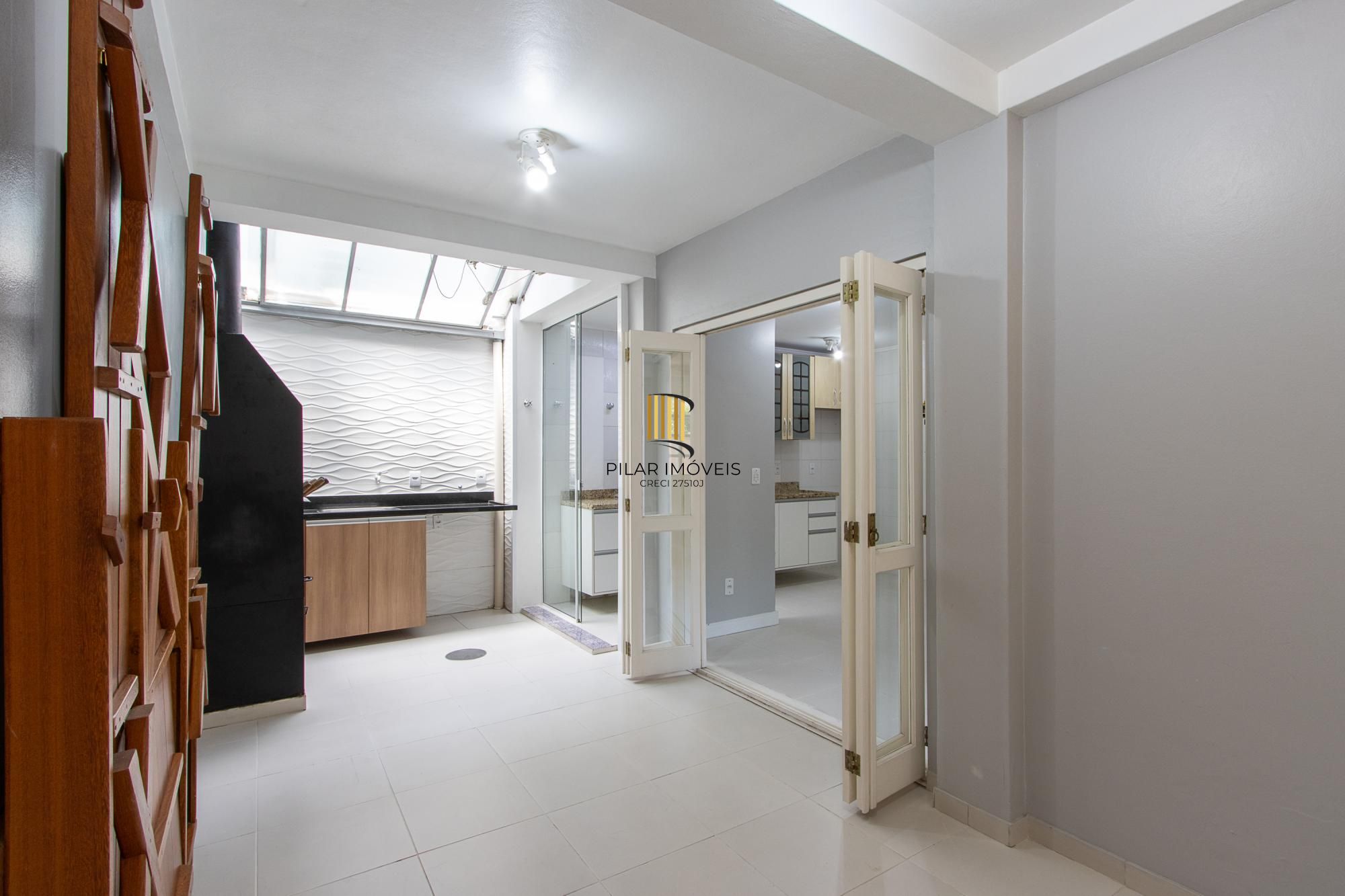 Casa de Condomínio 3 dormitórios no bairro Cristal