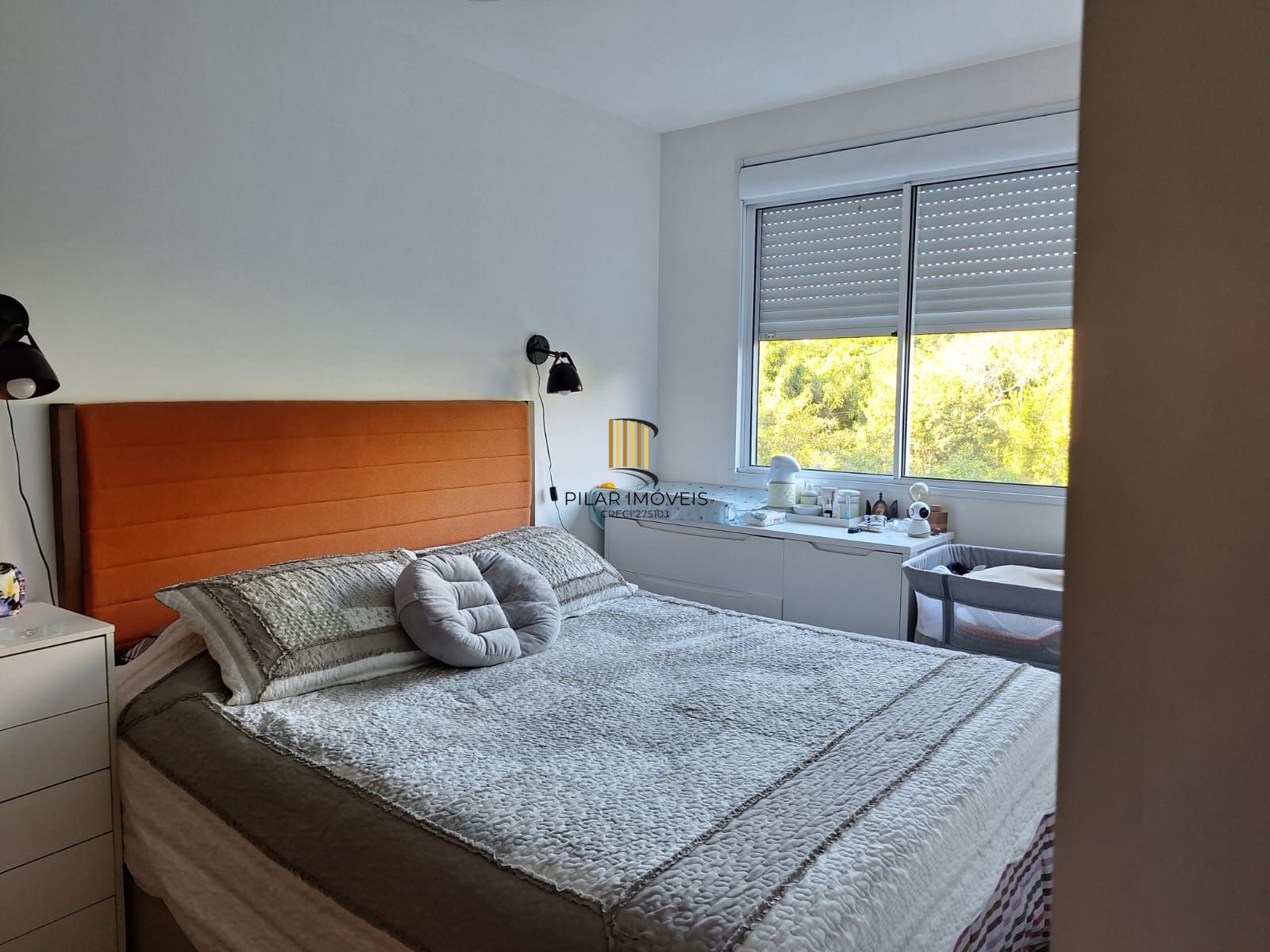 Apartamento de 2 quartos, cozinha planejada e 1 vaga escriturada.