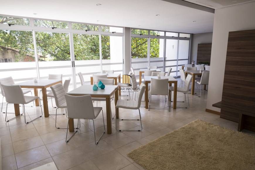 Apartamento de 2 dormitórios, living, cozinha planejada, área de serviço, banheiro social e 1 vaga de garagem escriturada.