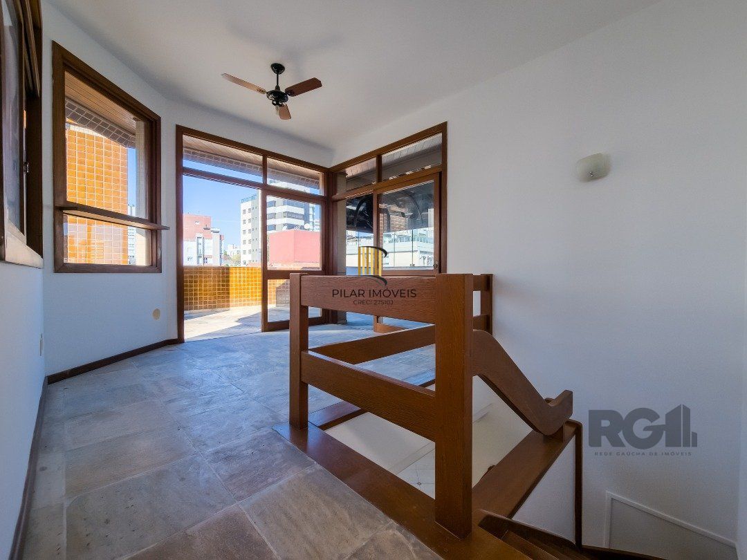 Cobertura com 222m² privativos, 3 quartos, 1 suite, lareira, piscina, 2 vagas no Bairro Rio Branco