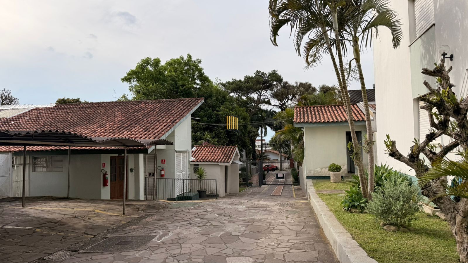 Apartamento reformando, 1 quarto, vaga coberta escriturada - Bairro Camaquã