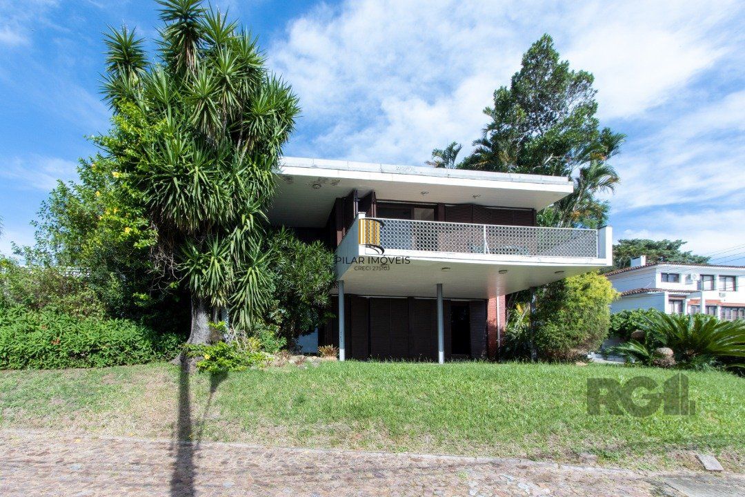 Casa com 724 m² privativos, 4 dormitórios sendo 4 suítes, 6 vagas sendo 3 cobertas