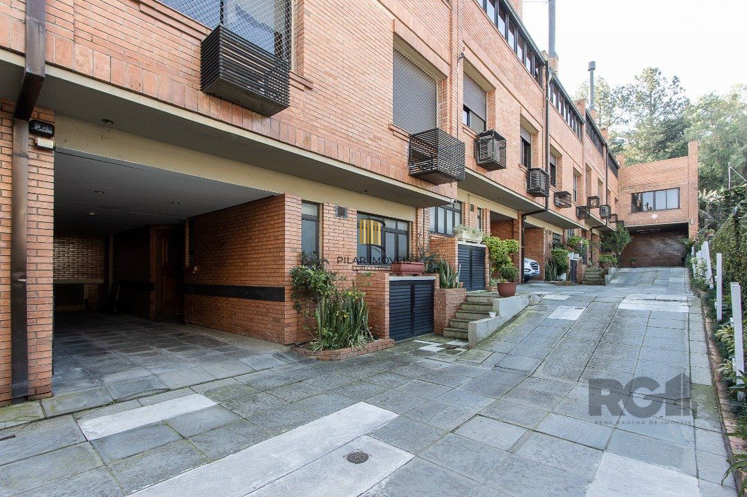 Excelente casa de 3 andares em condomínio fechado