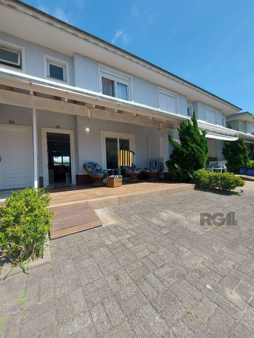 Casa em Condomínio Fechado com 3 quartos e 150m² privativos