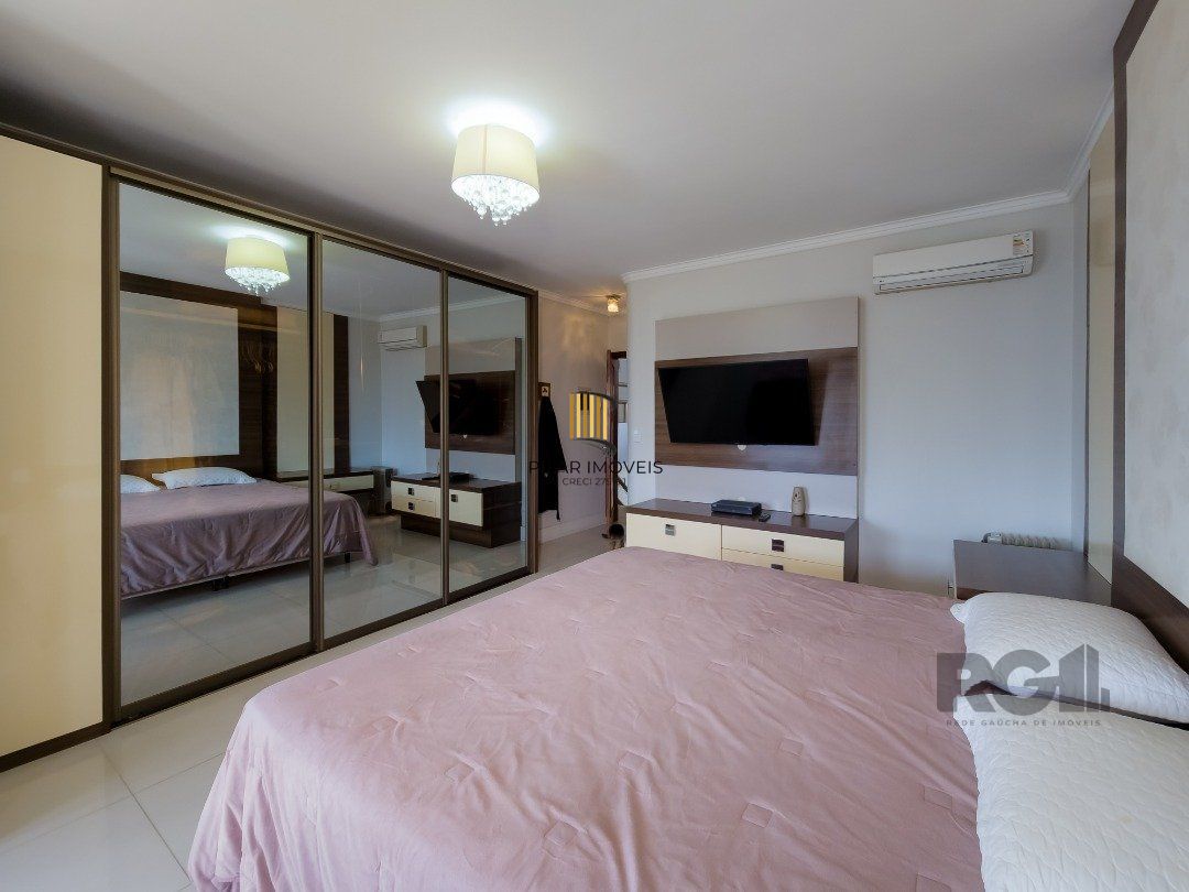 Casa 4 dormitórios no bairro Glória