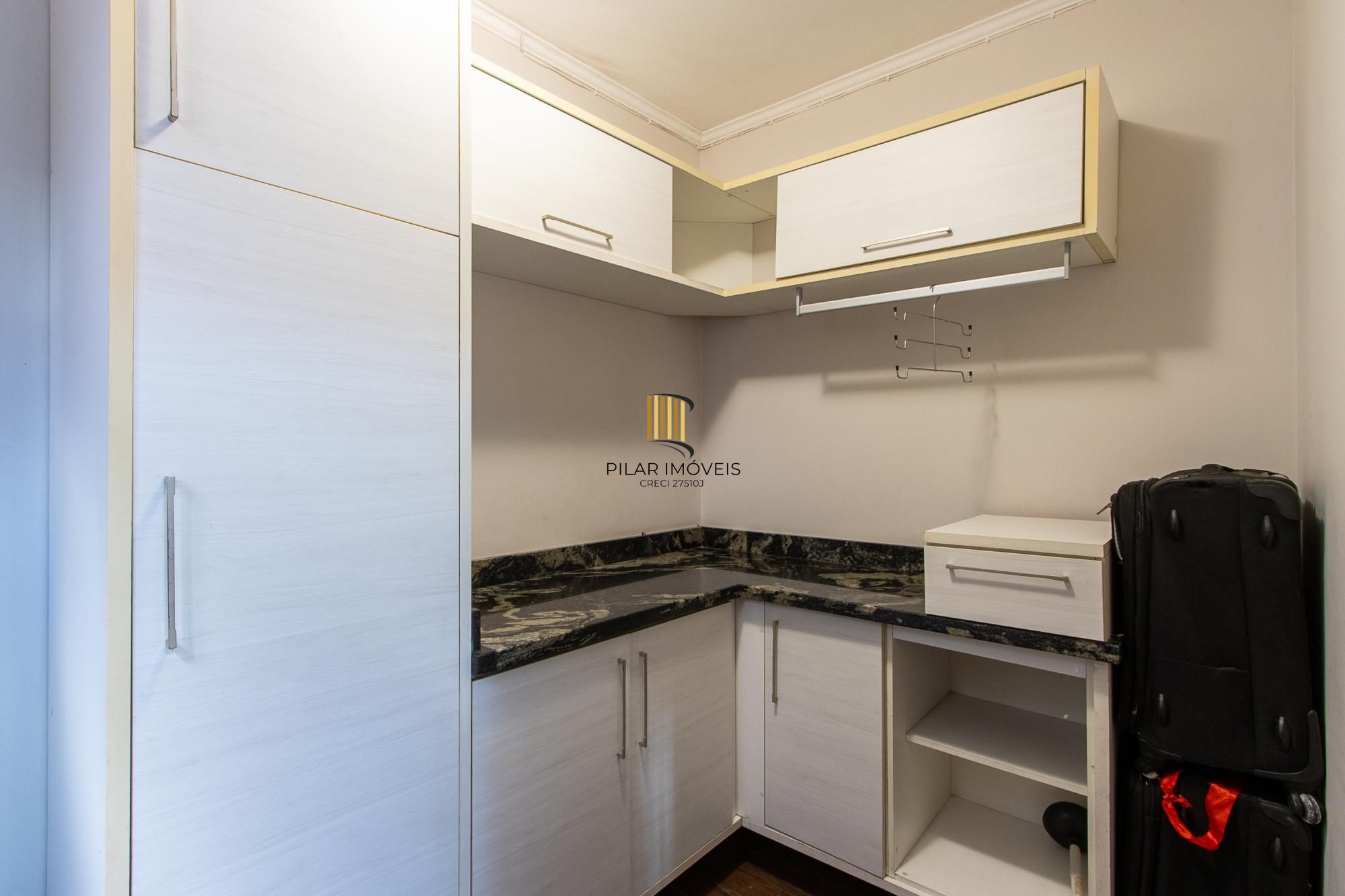 Excelente casa de 3 dormitórios, 1 suíte, pátio, piscina e vaga para 2 carros cobertas.