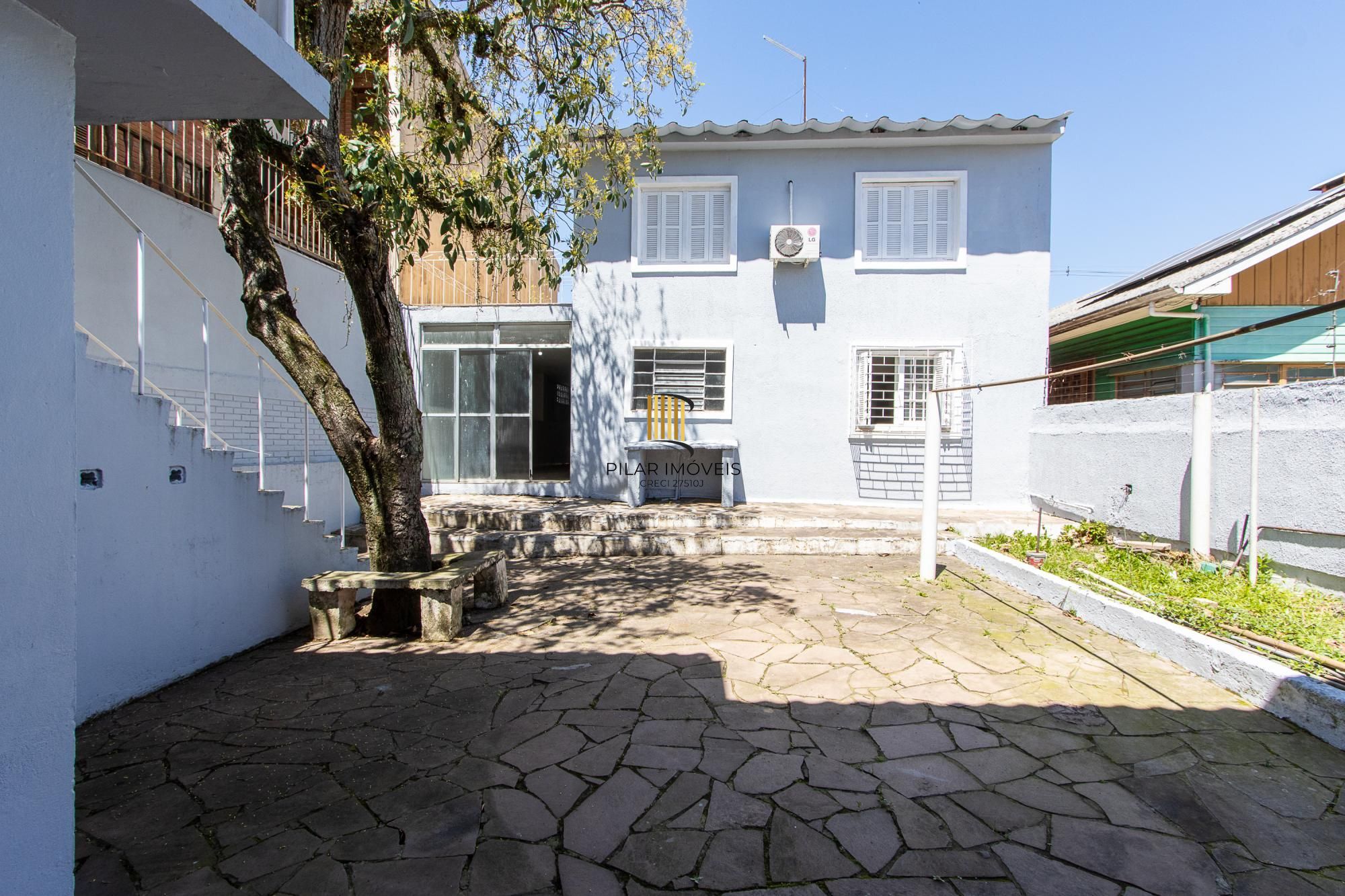 Casa de alvenaria, com 3 quartos, 1 suíte e 3 vagas de garagem.