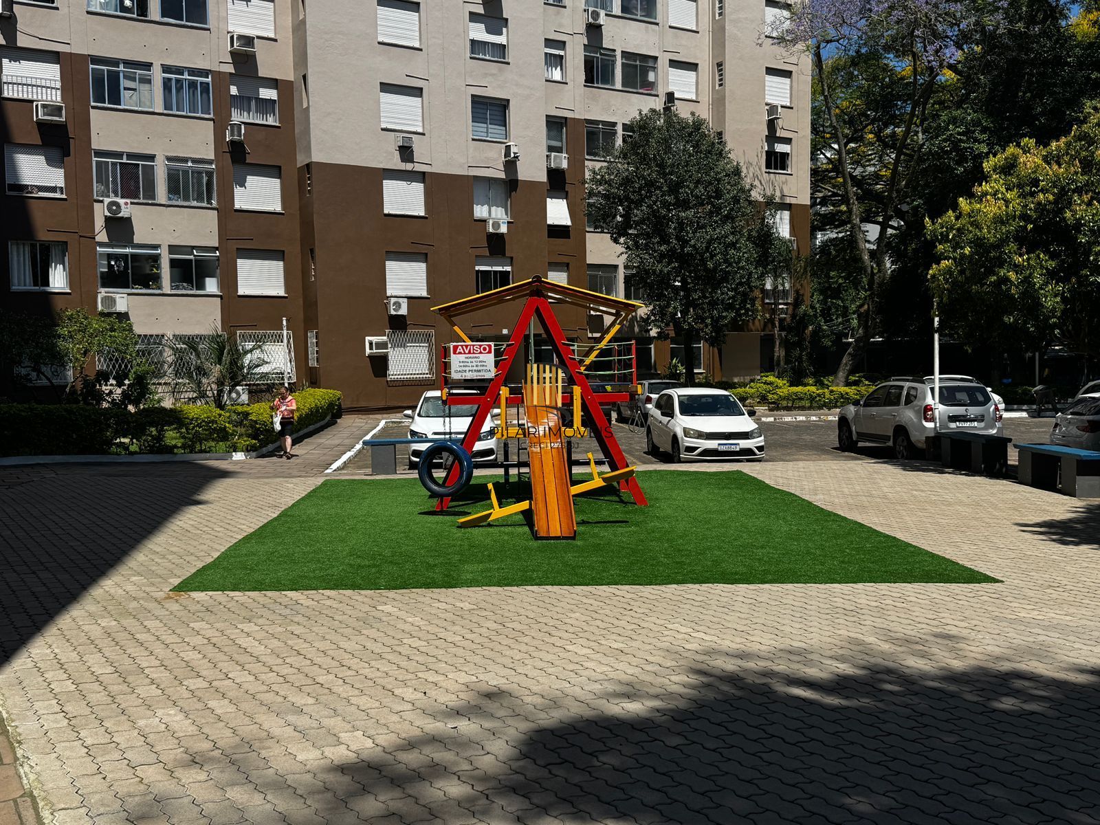 Apartamento 2 dormitórios semimobiliado no bairro Cristal