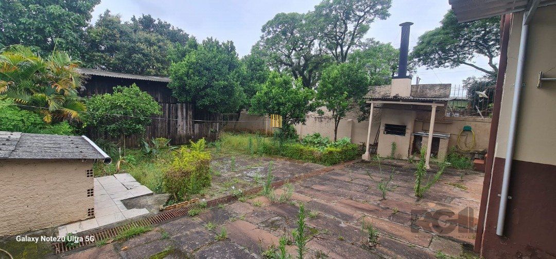 Casa com 2 dormitórios e 2 banheiros, área privativa de 100m²