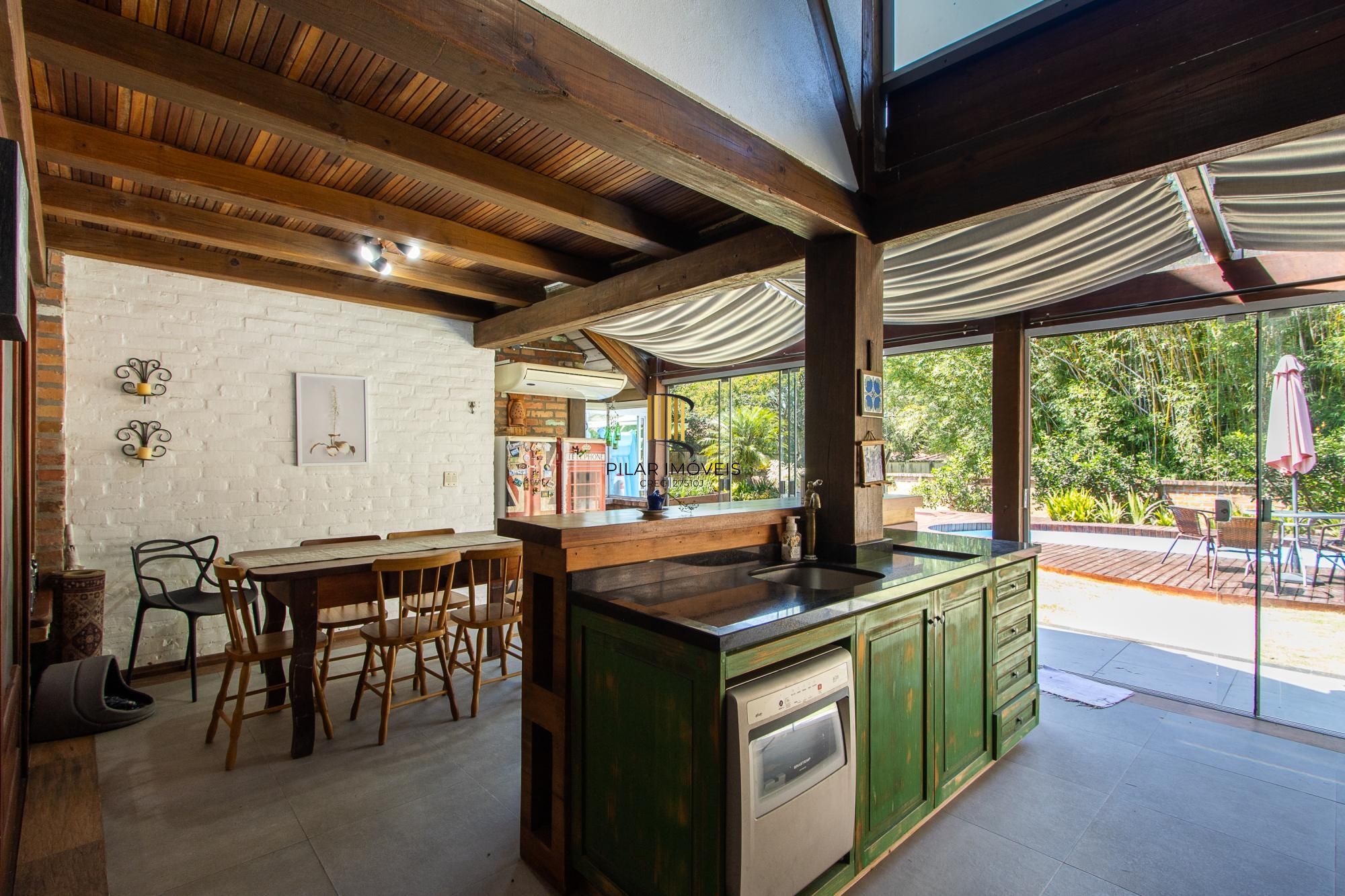 Casa 4 suites no Terra Ville, com home office, estar íntimo, 4 vagas e piscina.