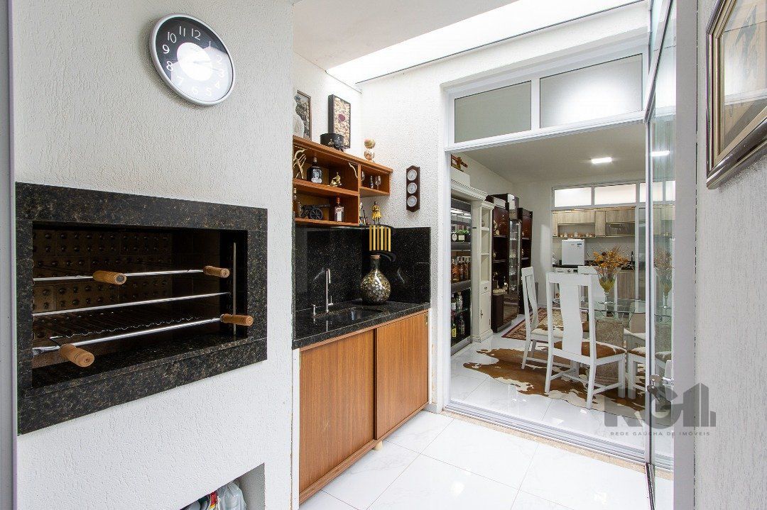 casa possui 3 suítes, 2 com closet
