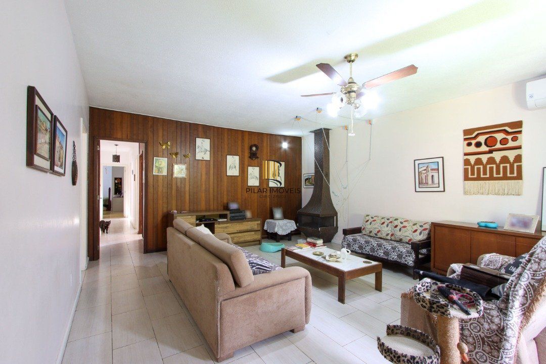 Casa térrea com  hall de entrada ,4 dormitórios