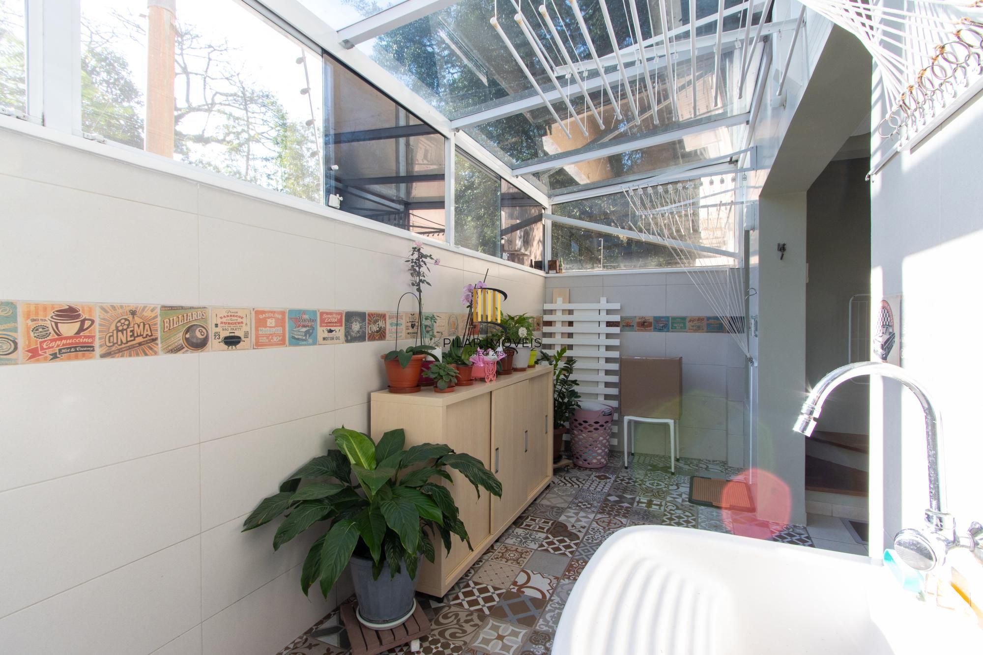 Casa em condomínio, com 3 quartos, com suíte, 2 vagas cobertas, churrasqueira, no Bairro Nonoai.