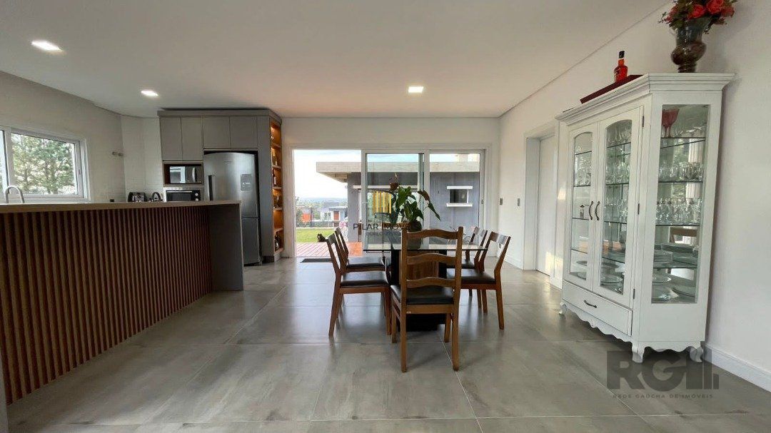 Linda Casa Ampla com 3 Suítes Construída Recentemente em Condomínio no Bairro Nobre de Gramado
