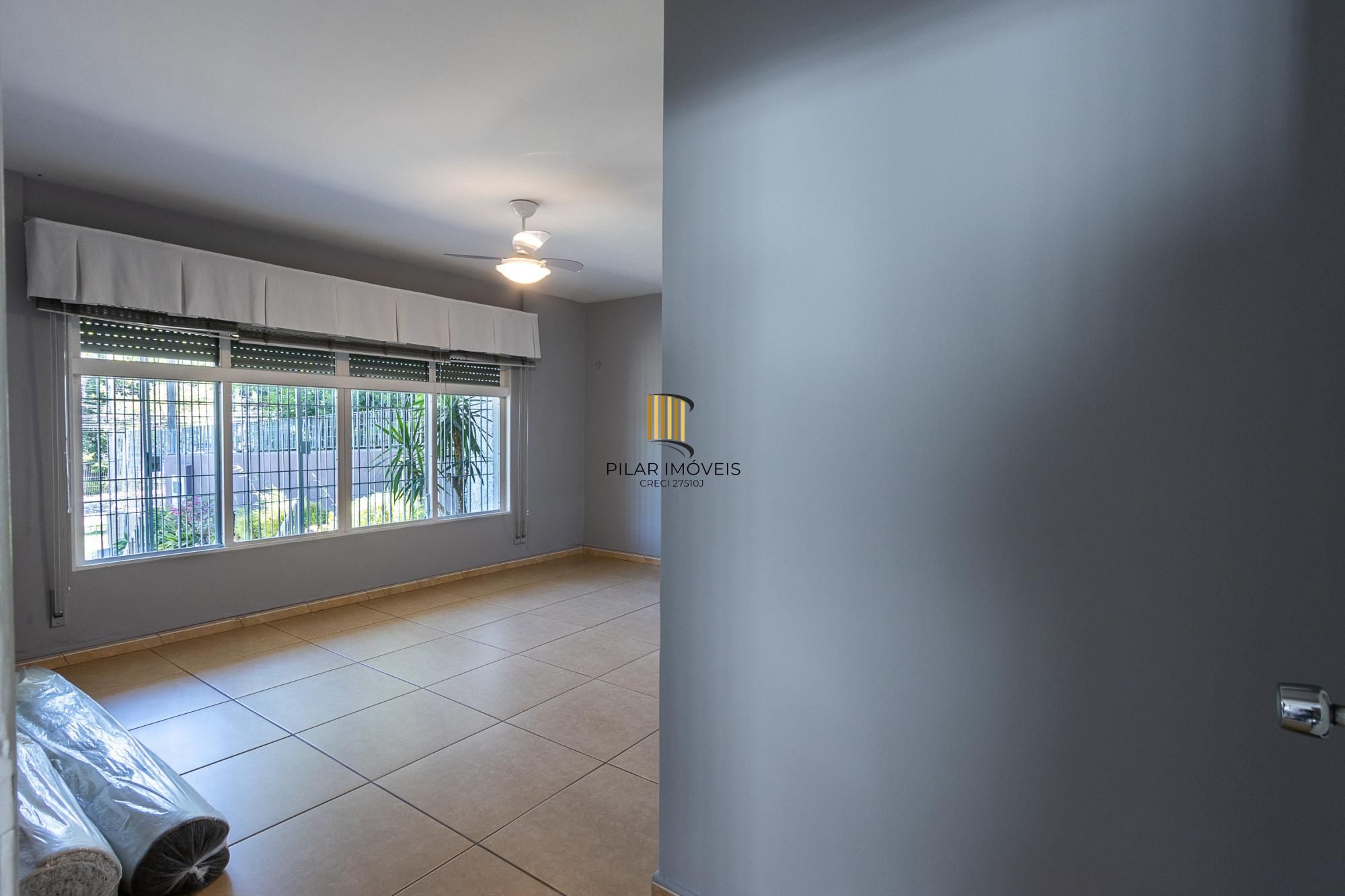 Casa de alvenaria, 4 dormitórios, 2 suítes, bairro Cristal.