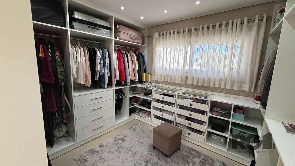 Casa em condomínio com 4 suítes, 4 vagas de garagem, pátio com piscina
