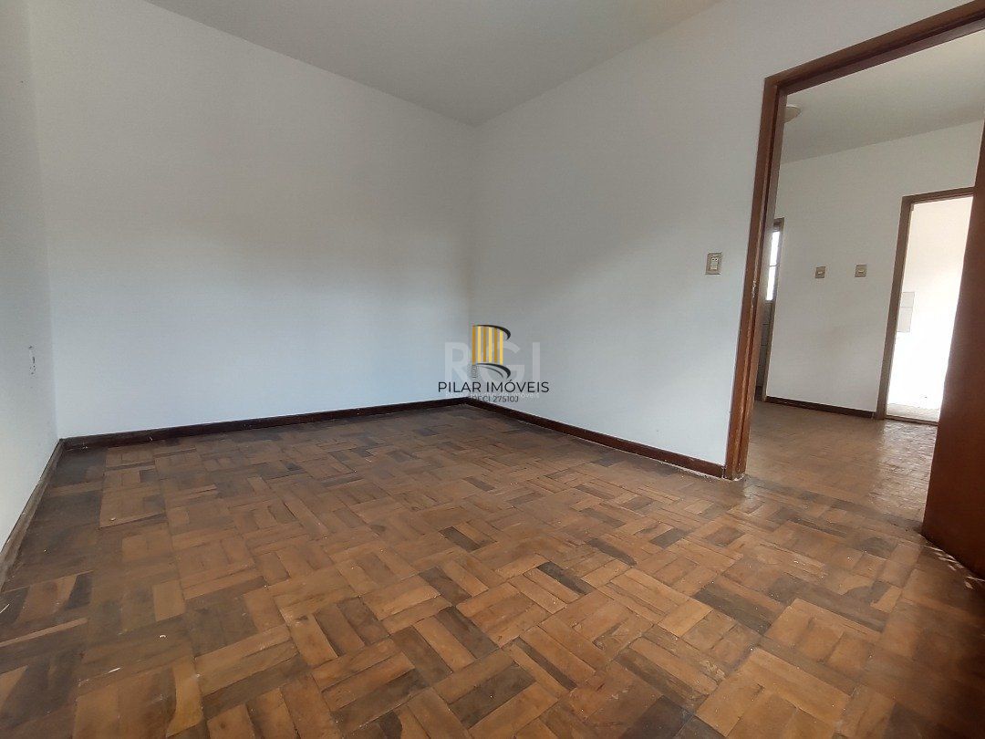 Casa à venda com 3 quartos, 1 vaga e pátio - Bairro Medianeira