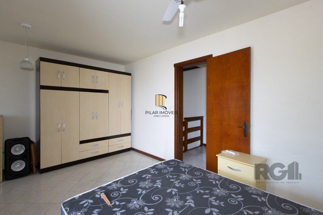 Casa em Condomínio na Zona Sul, no bairro Hípica, com 2 dormitórios, living para dois ambientes, cozinha mobiliada, lavabo