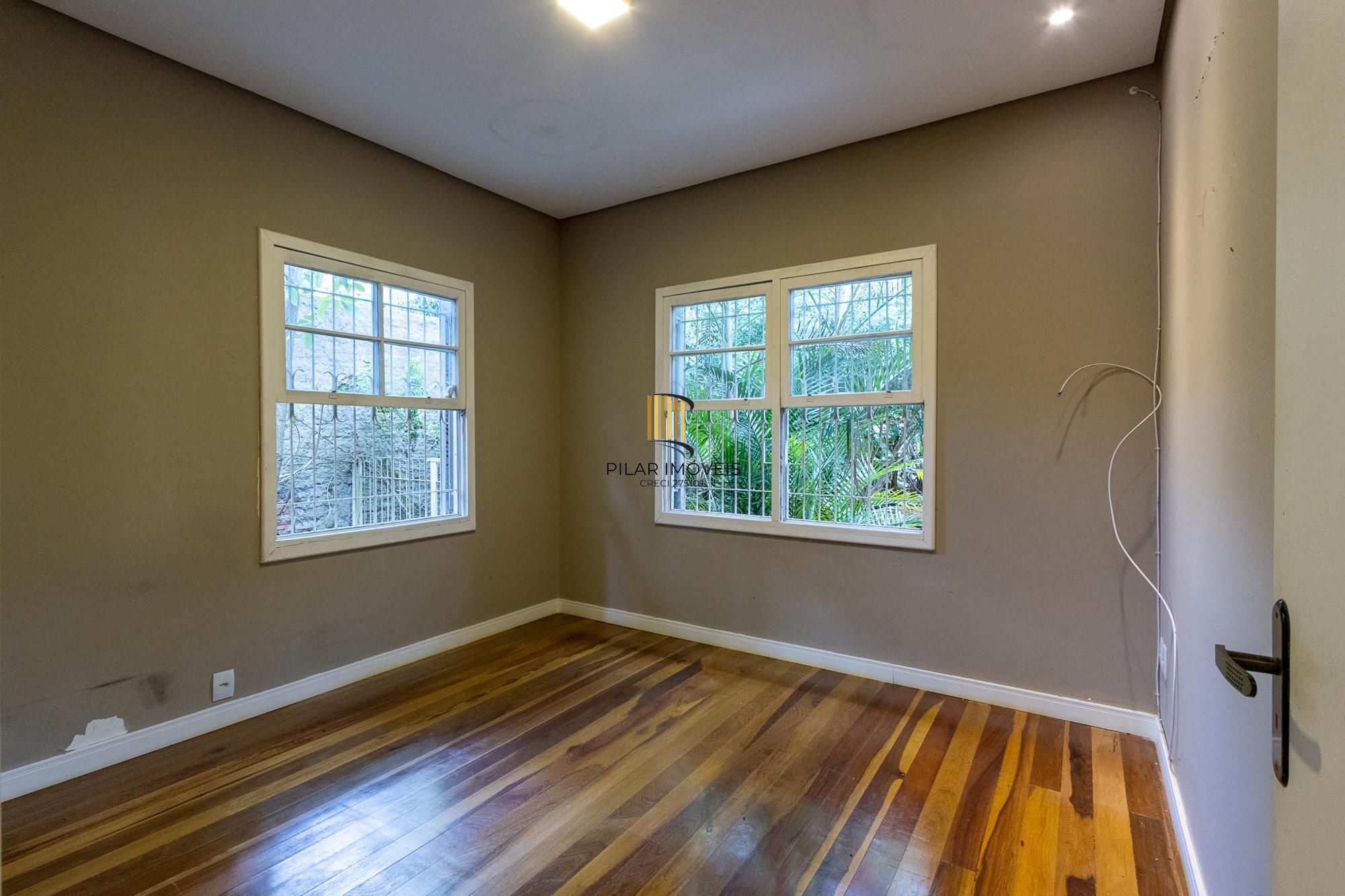 Bela casa térrea, 2 dormitórios e 1 suite - Parte alta do Bairro Espirito Santos