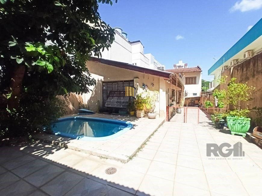 Sobrado 5 dormitórios, 4 suites, pátio, piscina, 1 vaga - Bairro Menino Deus