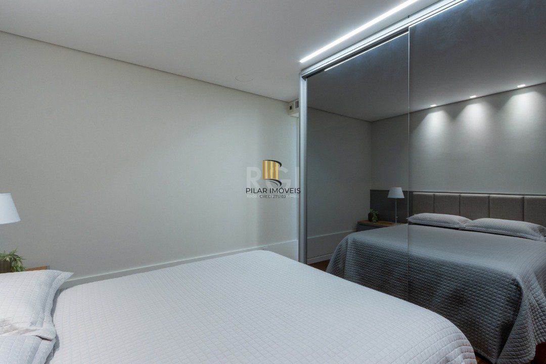 Apartamento mobiliado, com cerca de 256,42m² privativos e com 3 suítes,
