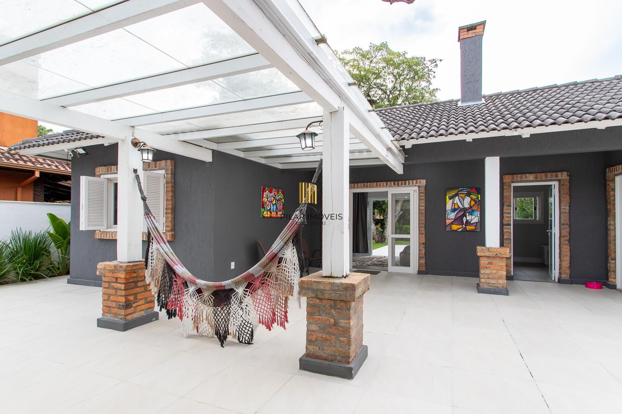 Casa térrea no Condominio Terra Ville, com patio e piscina.