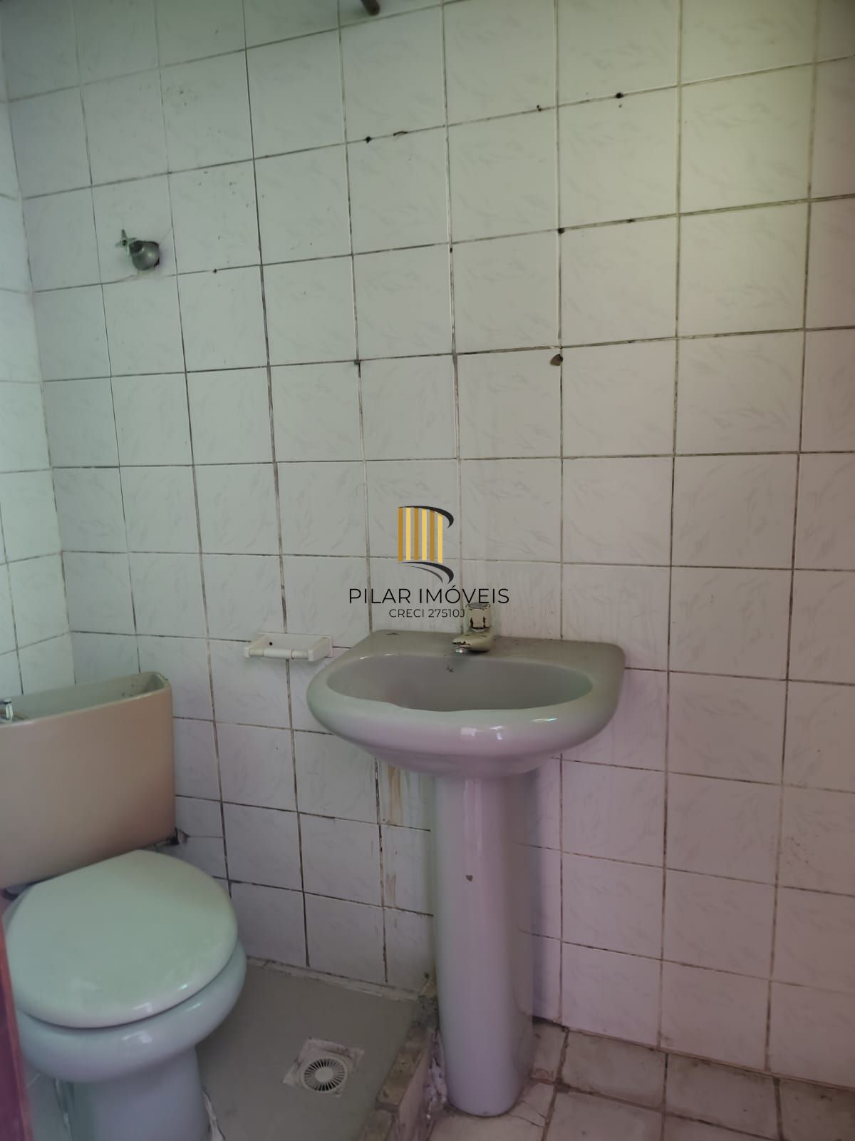 Casa de 4 dormitórios, 1 suíte e 4 vagas de garagem no bairro Cavalhada.