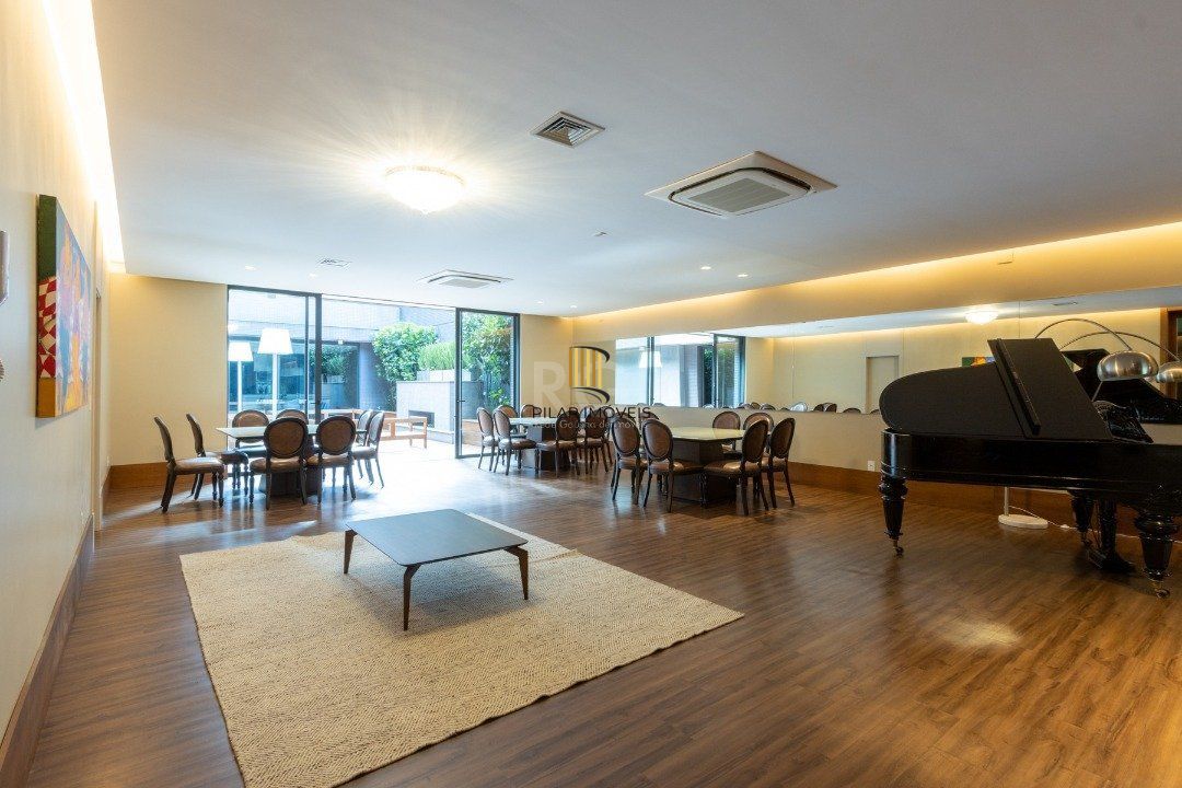 Apartamento mobiliado, com cerca de 256,42m² privativos e com 3 suítes,