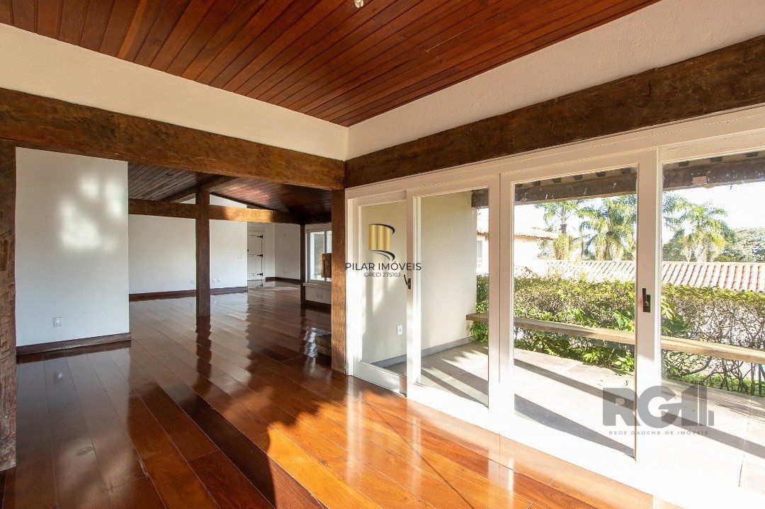 Casa Condomínio a Venda - 880m², 5 dormitórios, sendo 2 suítes, a master com lareira, 4 vagas - Cavalhada