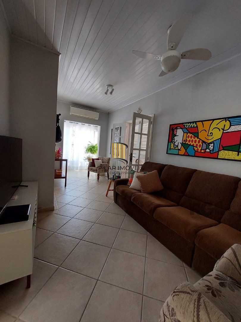 Casa de alvenaria, possuí 1 dormitório, 1 suíte, cozinha, 2 salas, 2 banheiros.
